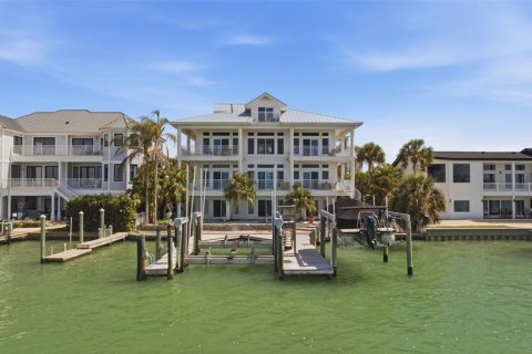 House in Belleair, Florida 5 bedrooms, 466.74 sq.m. № 2221421 - photo 4