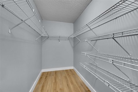 Condo in Plantation, Florida, 3 bedrooms № 2189680 - photo 16