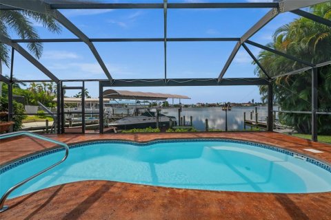 House in Cape Coral, Florida 3 bedrooms, 171.22 sq.m. № 2396076 - photo 3
