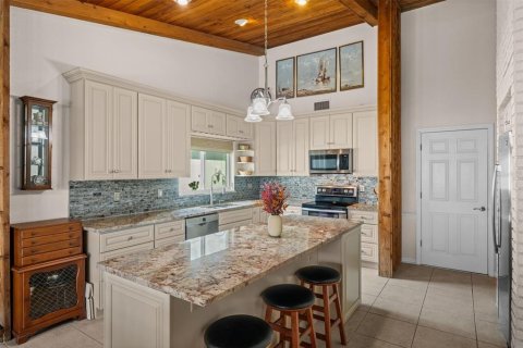 House in Cape Coral, Florida 3 bedrooms, 171.22 sq.m. № 2396076 - photo 16