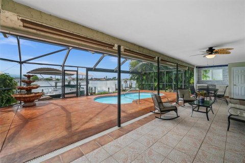 House in Cape Coral, Florida 3 bedrooms, 171.22 sq.m. № 2396076 - photo 12