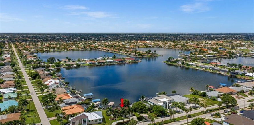 House in Cape Coral, Florida 3 bedrooms, 171.22 sq.m. № 2396076