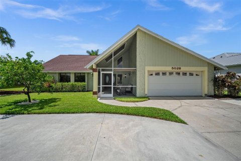 House in Cape Coral, Florida 3 bedrooms, 171.22 sq.m. № 2396076 - photo 6