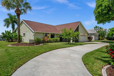 House in Cape Coral, Florida 3 bedrooms, 171.22 sq.m. № 2396076 - photo 4