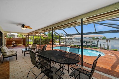 House in Cape Coral, Florida 3 bedrooms, 171.22 sq.m. № 2396076 - photo 28