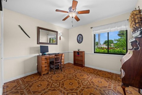 House in Cape Coral, Florida 3 bedrooms, 171.22 sq.m. № 2396076 - photo 25