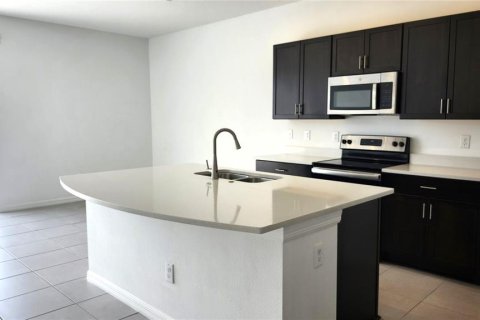 Townhouse in Wesley Chapel, Florida 3 bedrooms, 127.55 sq.m. № 1915900 - photo 2