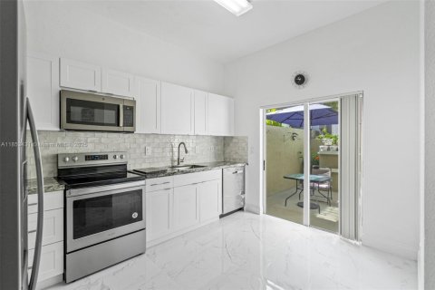 Townhouse in Homestead, Florida 2 bedrooms, 132.94 sq.m. № 1875611 - photo 9