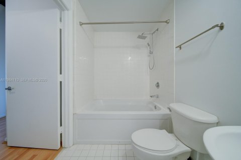 Condominio en alquiler en Miami, Florida, 1 dormitorio, 64.66 m2 № 2048496 - foto 22