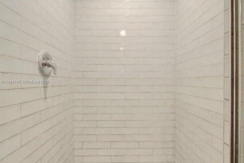 Condominio en alquiler en Miami, Florida, 1 dormitorio, 64.66 m2 № 2048496 - foto 17