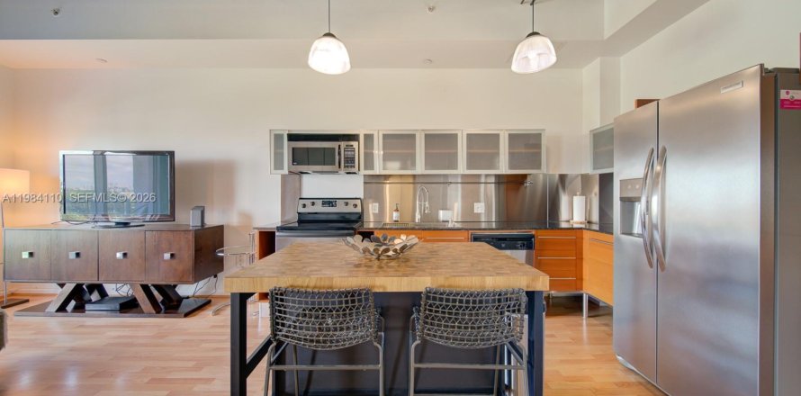 Condominio en Miami, Florida, 1 dormitorio № 2048496