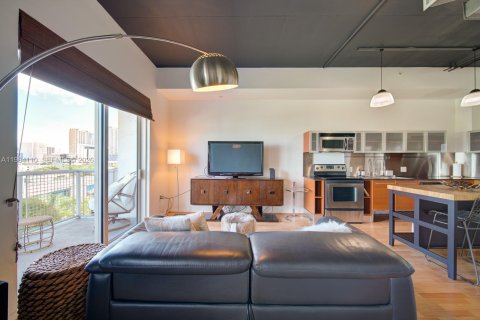 Condominio en alquiler en Miami, Florida, 1 dormitorio, 64.66 m2 № 2048496 - foto 6