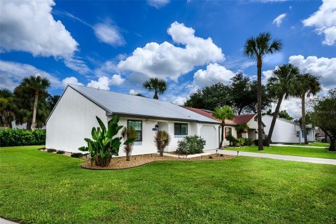 House in Port Charlotte, Florida 2 bedrooms, 76.64 sq.m. № 2317514