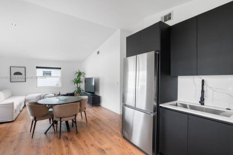 House in Hallandale Beach, Florida 3 bedrooms, 107.77 sq.m. № 1979625 - photo 10