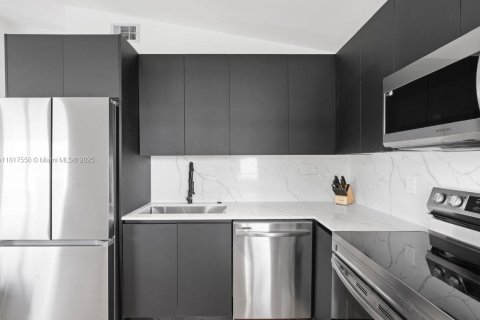 House in Hallandale Beach, Florida 3 bedrooms, 107.77 sq.m. № 1979625 - photo 12