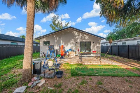 House in Hallandale Beach, Florida 3 bedrooms, 107.77 sq.m. № 1979625 - photo 25