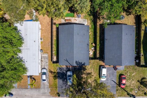 House in Hallandale Beach, Florida 3 bedrooms, 107.77 sq.m. № 1979625 - photo 27