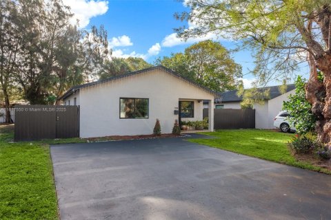 House in Hallandale Beach, Florida 3 bedrooms, 107.77 sq.m. № 1979625