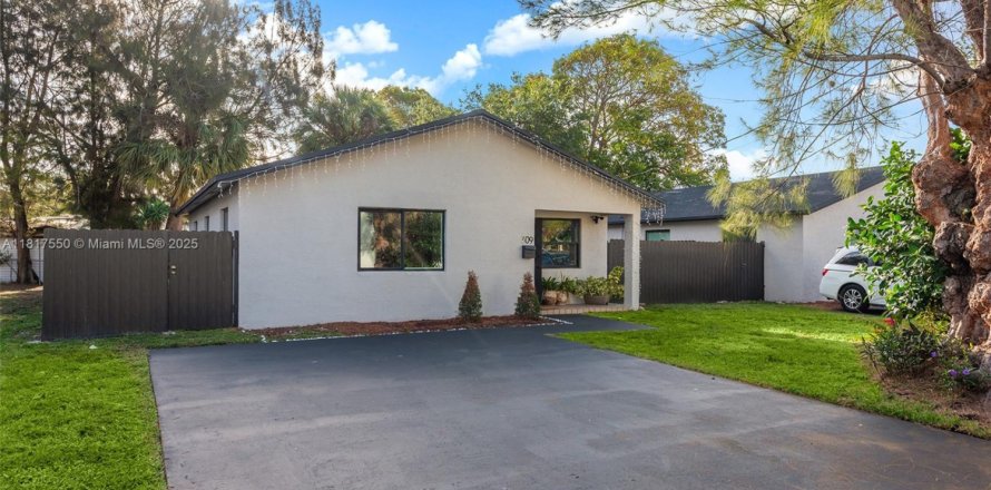 House in Hallandale Beach, Florida 3 bedrooms, 107.77 sq.m. № 1979625