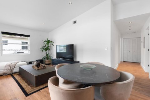 House in Hallandale Beach, Florida 3 bedrooms, 107.77 sq.m. № 1979625 - photo 8