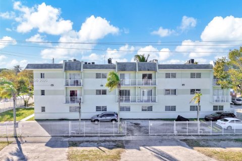 Condo in North Miami, Florida, 1 bedroom  № 2020826 - photo 19