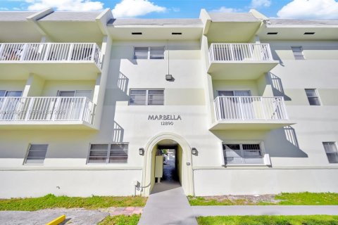 Condo in North Miami, Florida, 1 bedroom  № 2020826 - photo 2