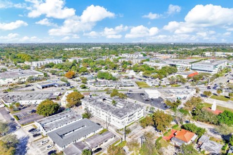 Condo in North Miami, Florida, 1 bedroom  № 2020826 - photo 17