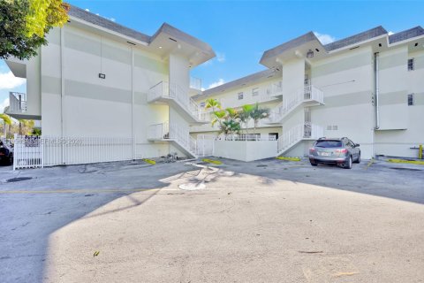 Condo in North Miami, Florida, 1 bedroom  № 2020826 - photo 12