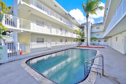 Condo in North Miami, Florida, 1 bedroom  № 2020826 - photo 5