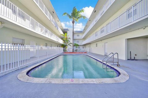 Condo in North Miami, Florida, 1 bedroom  № 2020826 - photo 4