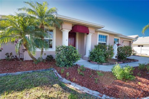 House in Punta Gorda, Florida 3 bedrooms, 183.3 sq.m. № 1585475 - photo 1