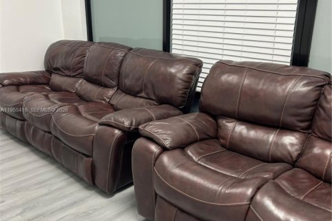 Commercial property in Sweetwater, Florida № 2009503 - photo 13