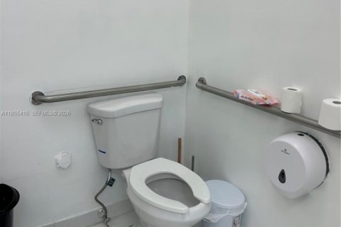 Commercial property in Sweetwater, Florida № 2009503 - photo 10