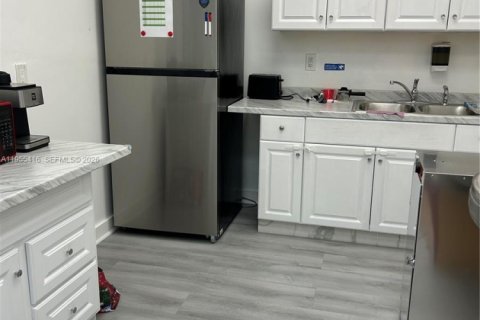 Commercial property in Sweetwater, Florida № 2009503 - photo 7