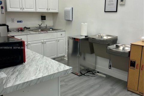 Commercial property in Sweetwater, Florida № 2009503 - photo 8