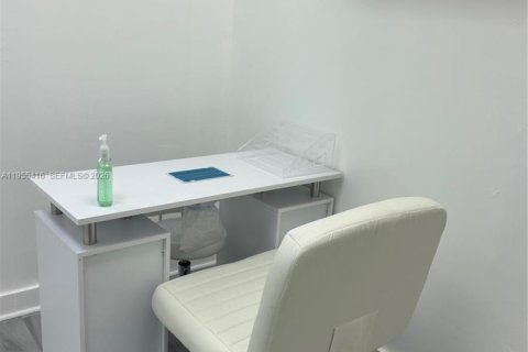 Commercial property in Sweetwater, Florida № 2009503 - photo 9