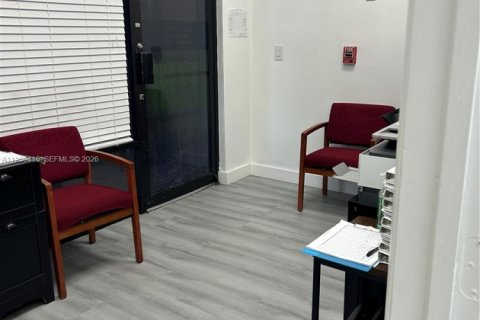 Commercial property in Sweetwater, Florida № 2009503