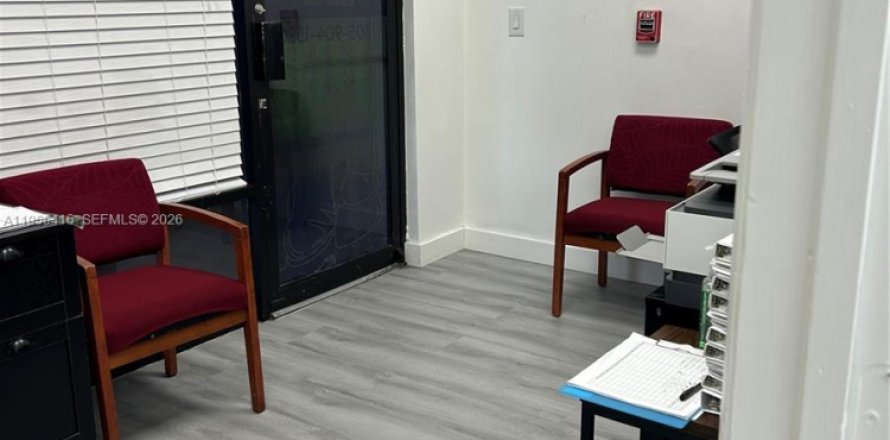 Commercial property in Sweetwater, Florida № 2009503