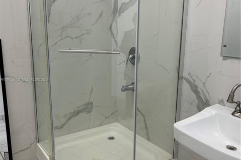 Commercial property in Sweetwater, Florida № 2009503 - photo 11