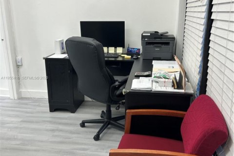 Commercial property in Sweetwater, Florida № 2009503 - photo 2