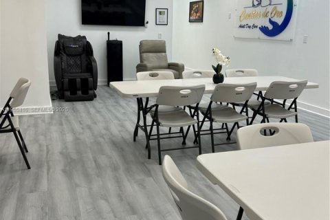 Commercial property in Sweetwater, Florida № 2009503 - photo 3