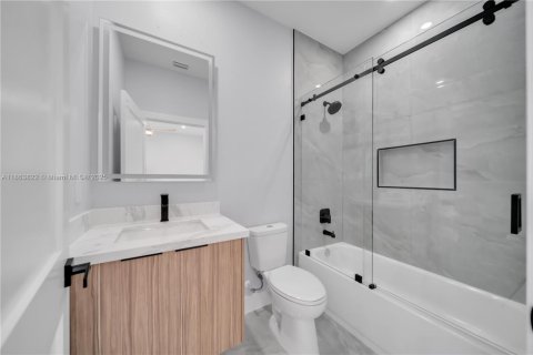 House in Cape Coral, Florida 4 bedrooms № 1891255 - photo 24