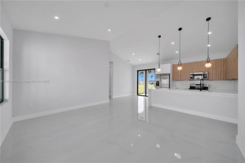 House in Cape Coral, Florida 4 bedrooms № 1891255 - photo 3