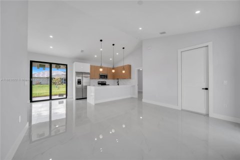 House in Cape Coral, Florida 4 bedrooms № 1891255 - photo 9