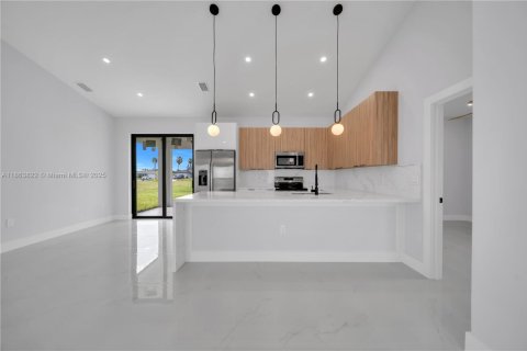 House in Cape Coral, Florida 4 bedrooms № 1891255 - photo 10