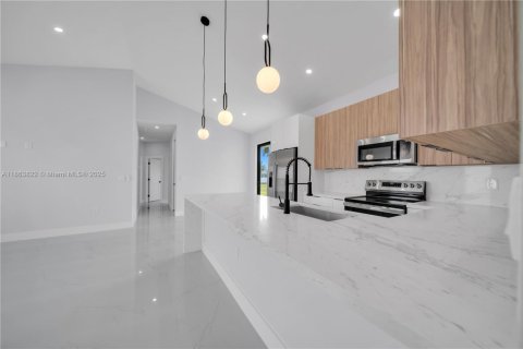 House in Cape Coral, Florida 4 bedrooms № 1891255 - photo 8