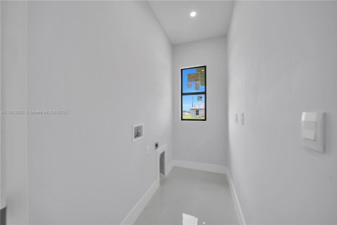 House in Cape Coral, Florida 4 bedrooms № 1891255 - photo 13