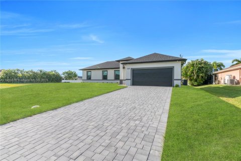 House in Cape Coral, Florida 4 bedrooms № 1891255 - photo 26