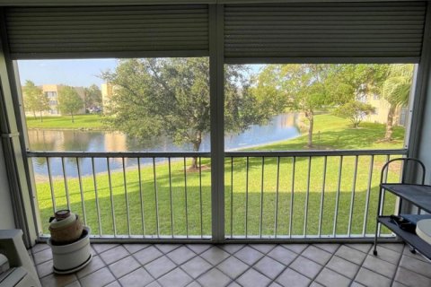 Condo in Tamarac, Florida, 2 bedrooms № 2263547 - photo 12