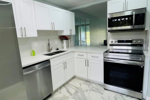 Condo in Tamarac, Florida, 2 bedrooms № 2263547 - photo 2